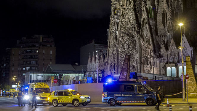 Una falsa alarma antiterrorista obliga acordonar l’entorn de la Sagrada Família de Barcelona