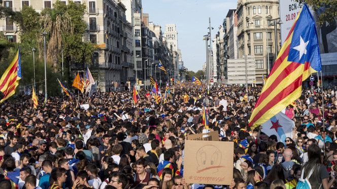 Milers de persones es manifesten a Barcelona contra l’actuació policial de l’1-O