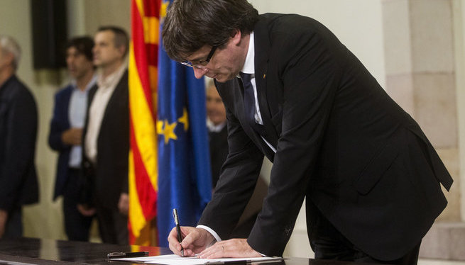Puigdemont diu a Rajoy que “si persisteix a impedir el diàleg” el Parlament declararà la independència