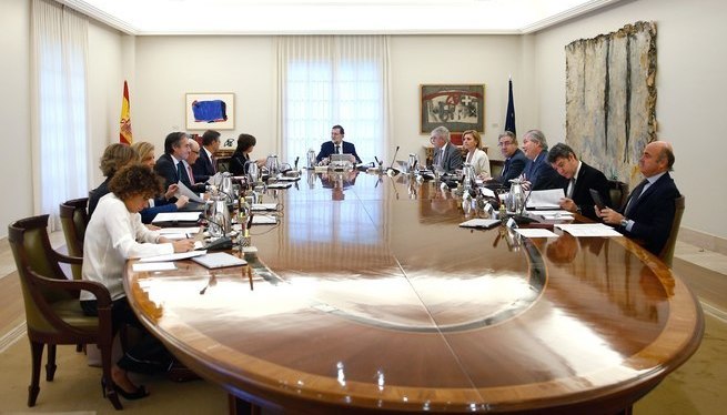 Rajoy reuneix el Consell de Ministres després de la declaració d’independència suspesa de Puigdemont