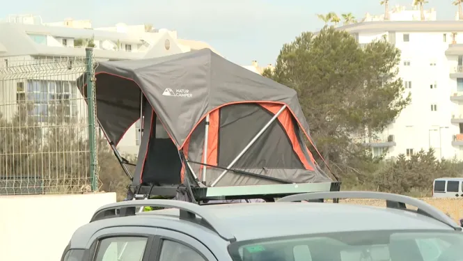 L’aparcament de Talamanca, a Eivissa, envaït per autocaravanes i tendes de campanya