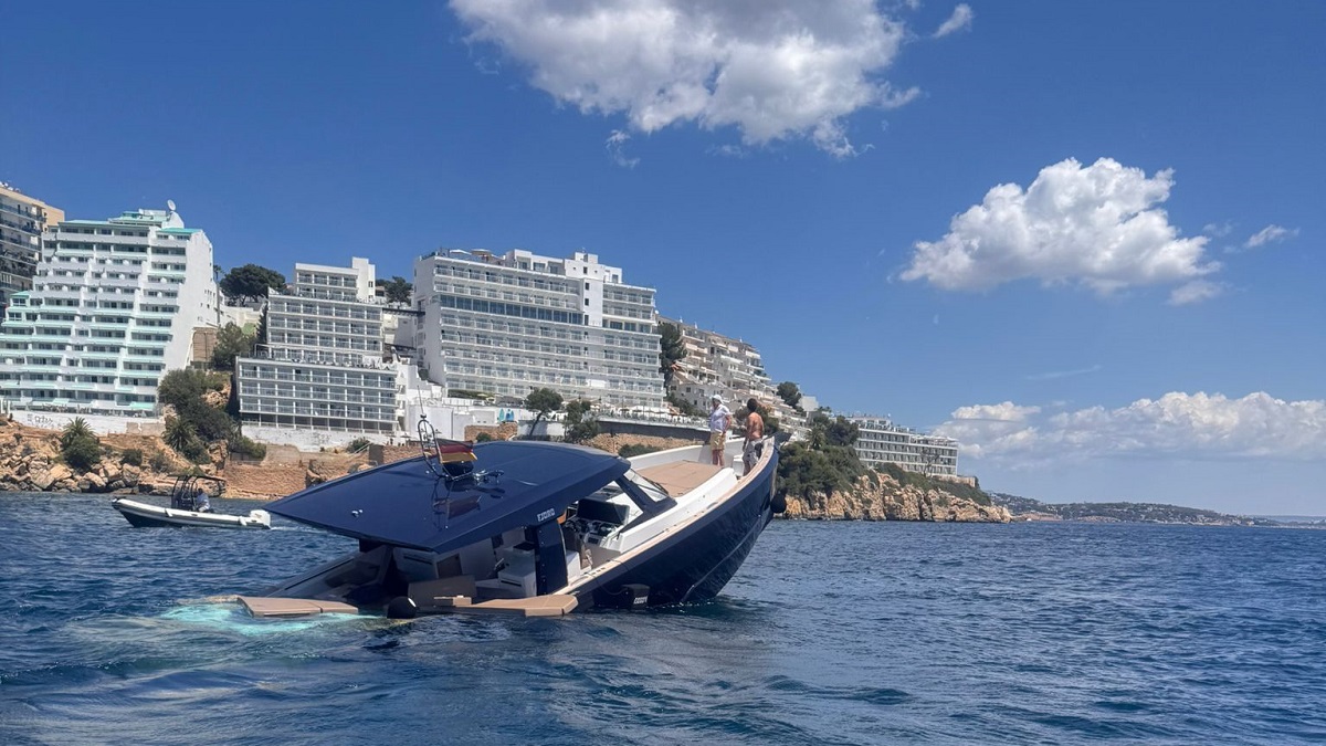 Rescaten quatre persones d’un iot enfonsat a Magaluf, Calvià