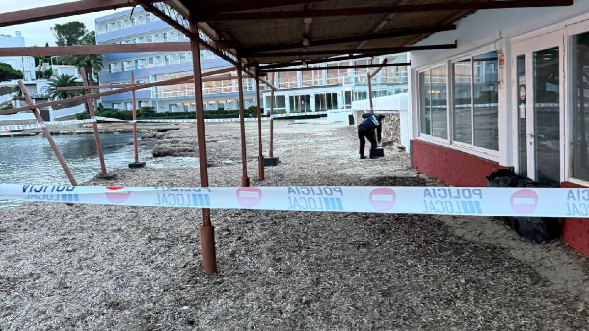 Precinten la terrassa d’un bar de primera línia de Talamanca, a Eivissa, per seguretat