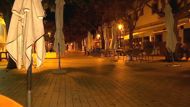 La policia d’Eivissa desallotja un bar obert a les dotze i mitja de la nit