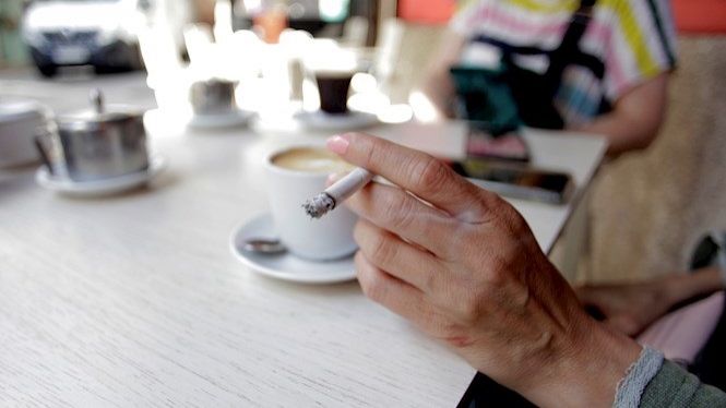 Sanitat proposa prohibir fumar a les terrasses a tot el territori estatal tal com ja passa a Balears