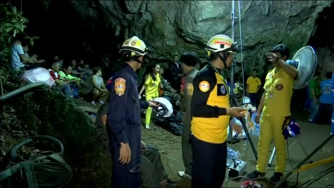 Cerquen 12 adolescents desapareguts des de fa tres dies a una cova de Tailàndia