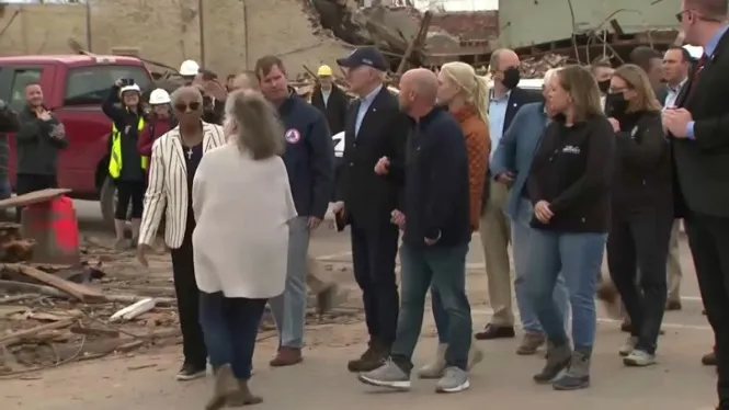 Biden visita els afectats pels tornados
