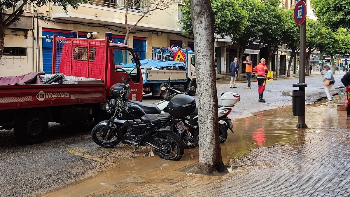 Rebenta una canonada d’aigua que deixa carrers inundats i desenes de veïns afectats a Palma