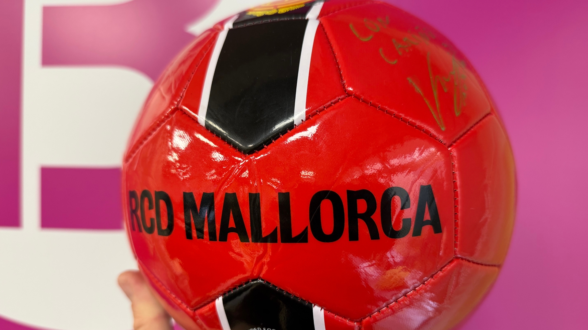 IB3 posa en marxa un nou concurs per Instagram amb el sorteig d’una pilota del RCD Mallorca signada per Vedat Muriqi