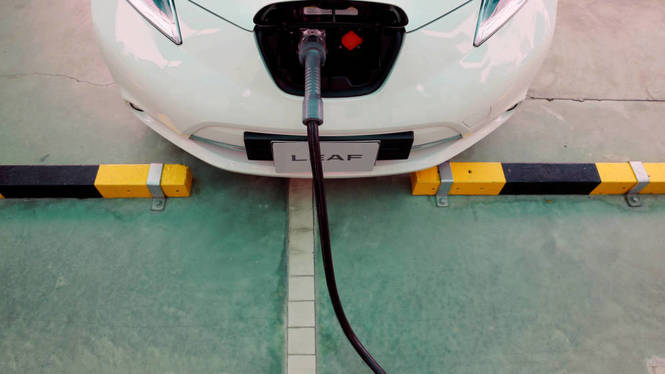 La matriculació de vehicles elèctrics i híbrids remunta, però és lluny dels de combustió