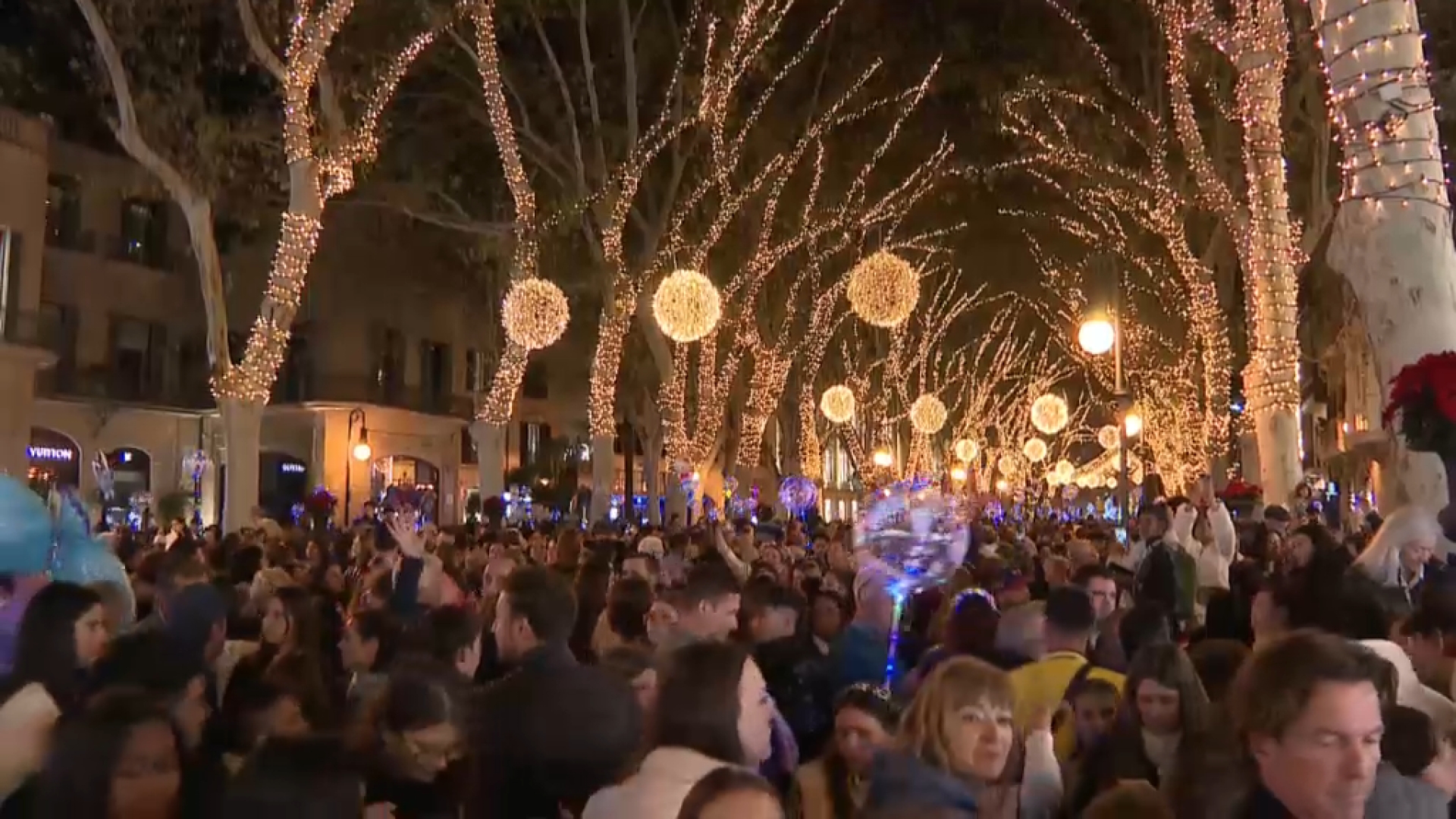 Cort+trasllada+l%E2%80%99encesa+dels+llums+de+Nadal+per+primera+vegada+a+la+pla%C3%A7a+d%E2%80%99Espanya