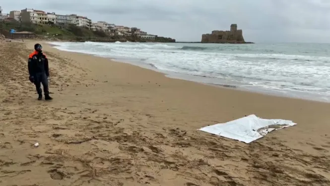 Troben el cos d’un dels 62 migrants morts en el naufragi de Calàbria