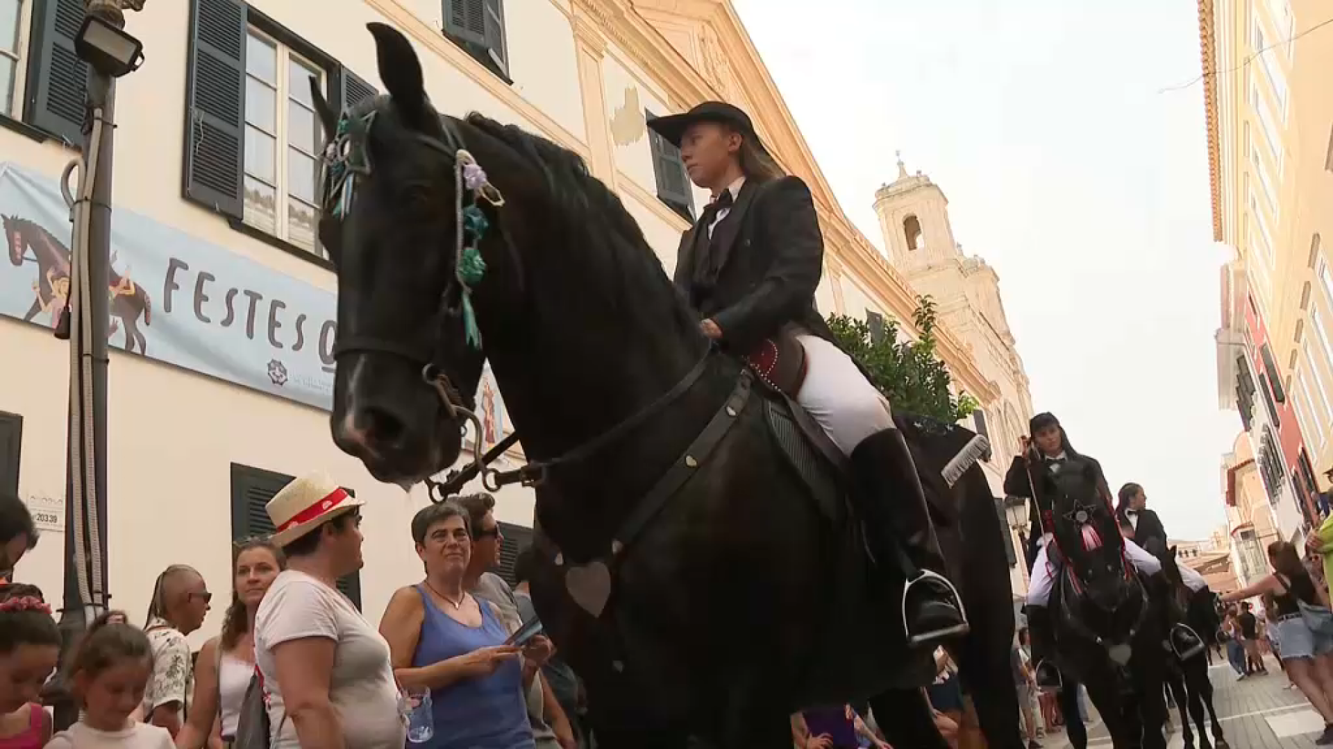 Els cavalls i els gegants visiten les residències de gent gran de Maó