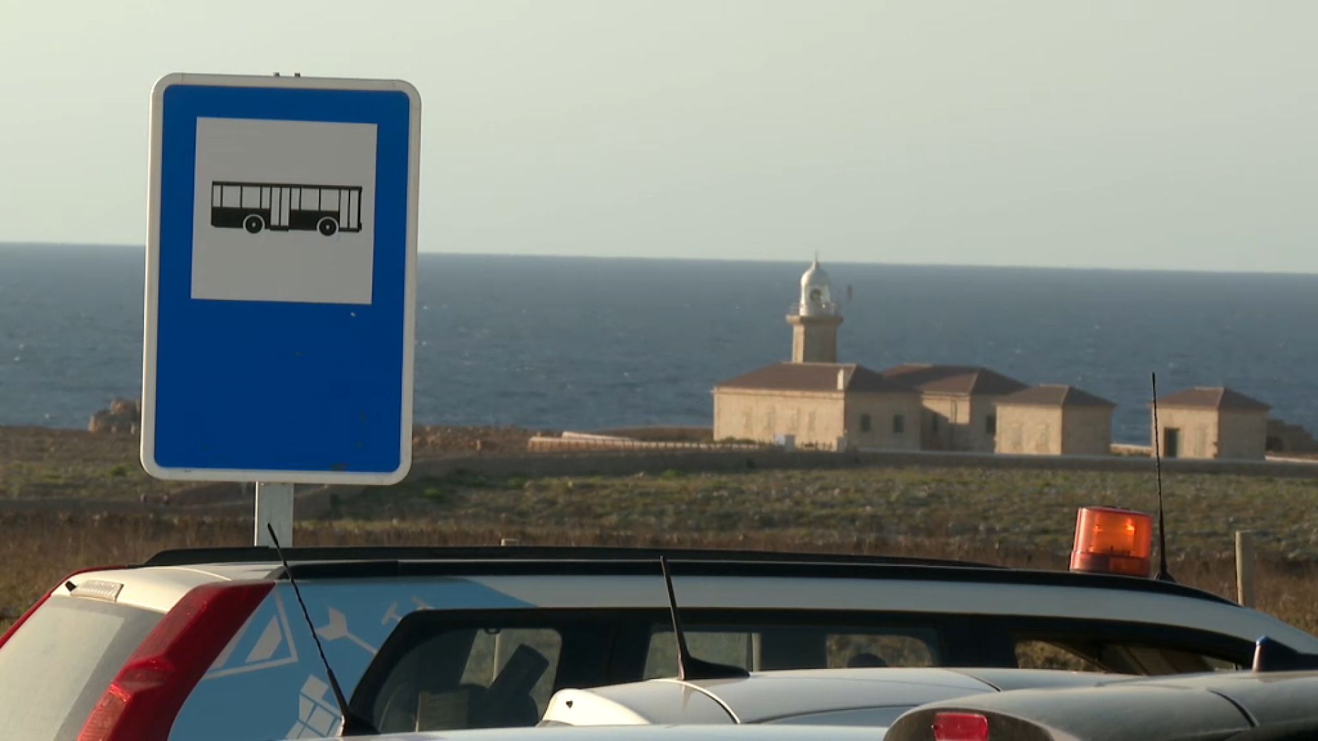 Torna el bus per anar a veure la posta de sol al far de Punta Nati