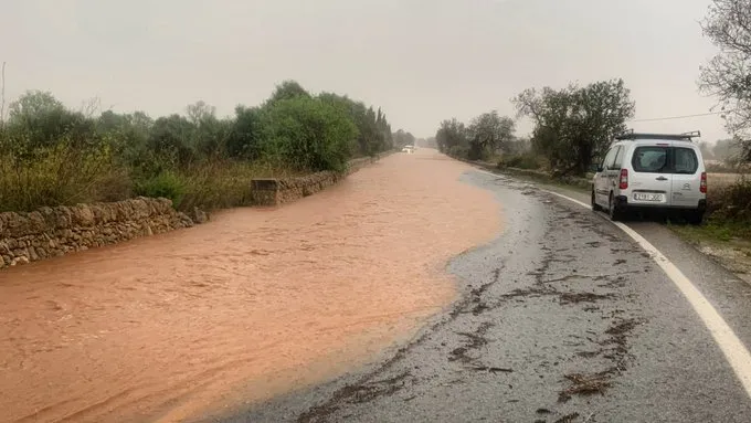 Inundacions i talls a carreteres per mor de les intenses pluges