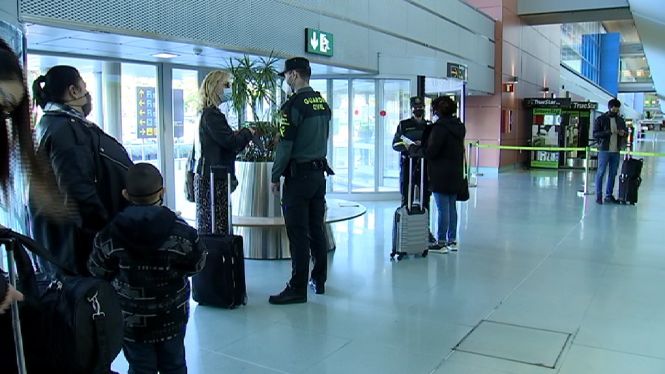 La Guàrdia Civil controla l’arribada i sortida de passatgers a l’aeroport d’Eivissa