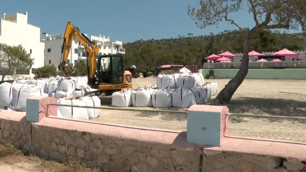 Obren expedient a l’hotel Wiki Woo de Sant Antoni per instal·lar una platja artificial amb 80 tones d’arena