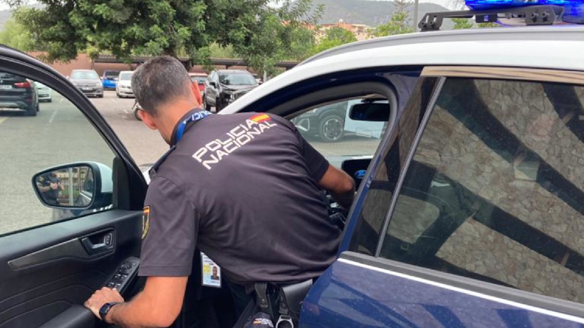 Multen una joieria de Vila per activar el ‘botó del pànic’ per veure quant tardava la Policia