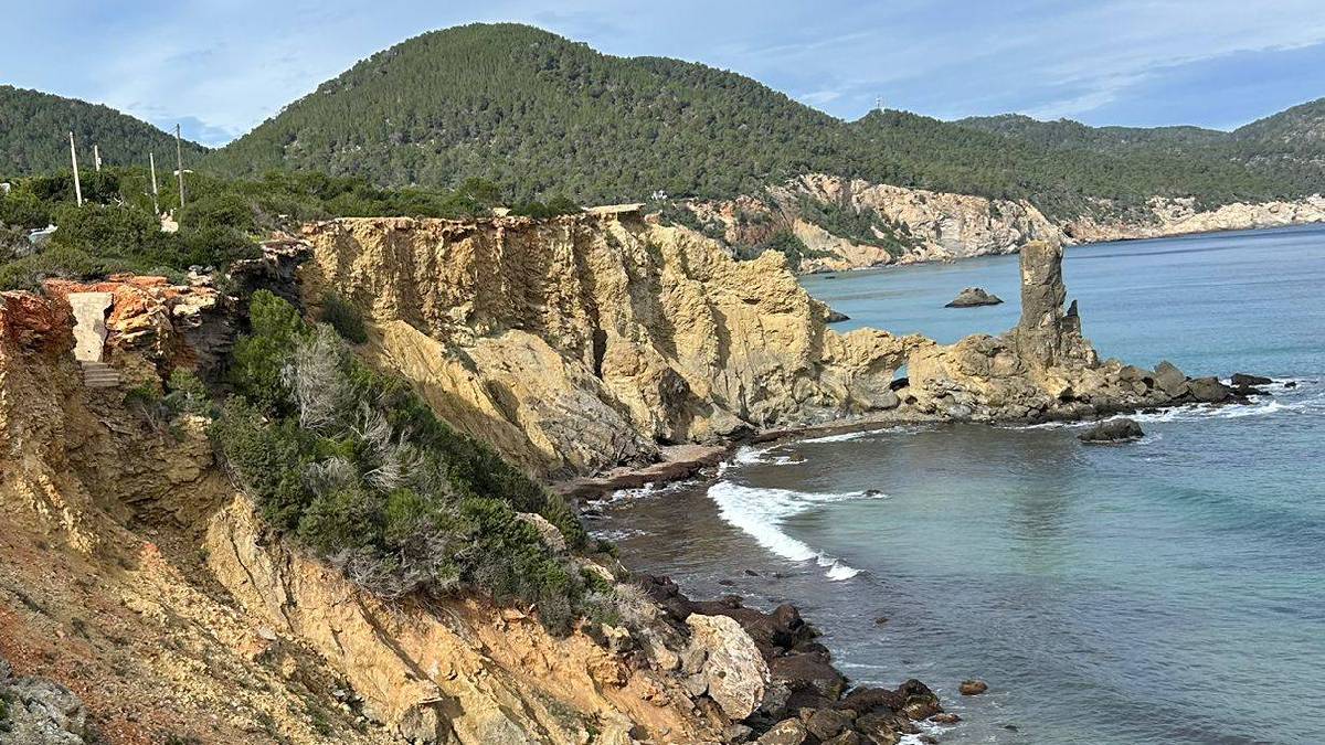 Santa Eulària eliminarà “roques inestables” dels penya-segats per reduir el risc d’esllavissades