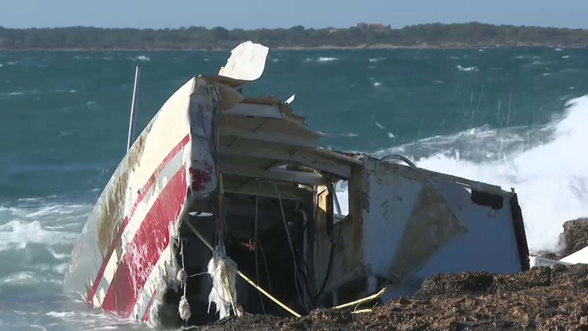 Comencen a retirar les restes del iot Helissara a Formentera