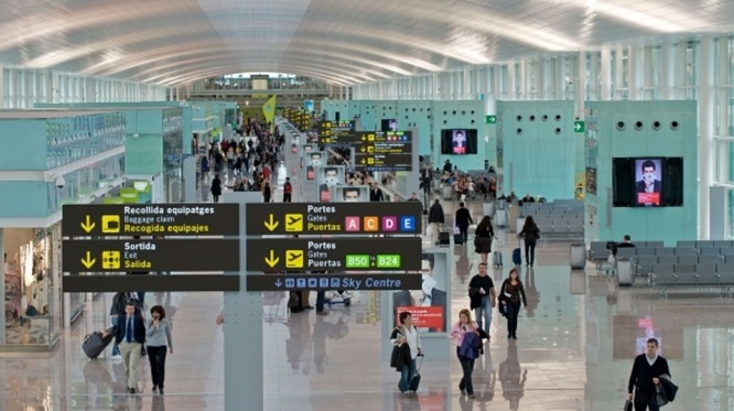 El Parlament demana instal·lar cartells sobre el dret a utilitzar el català i el castellà a aeroports i comisaries