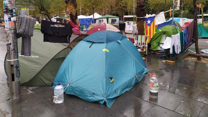 Un detingut i 117 identificats a l’acampada de la plaça Universitat de Barcelona