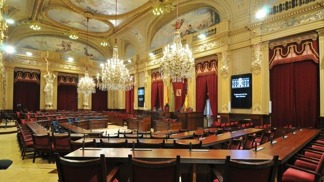 31 dels 59 diputats del Parlament s’enfronten a sancions de fins a 10.000 euros per no presentar les declaracions a l’Oficina Anticorrupció