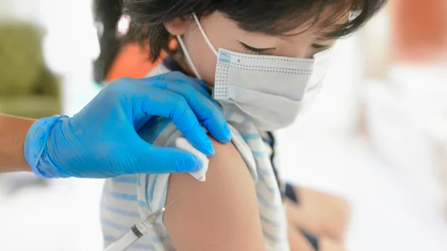 Les vacunes per a menors no arribaran abans de segona quinzena de desembre