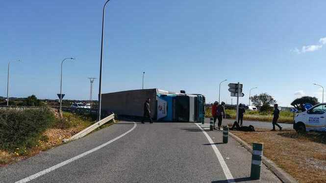 Trabuca un tràiler a l’entrada de Ciutadella