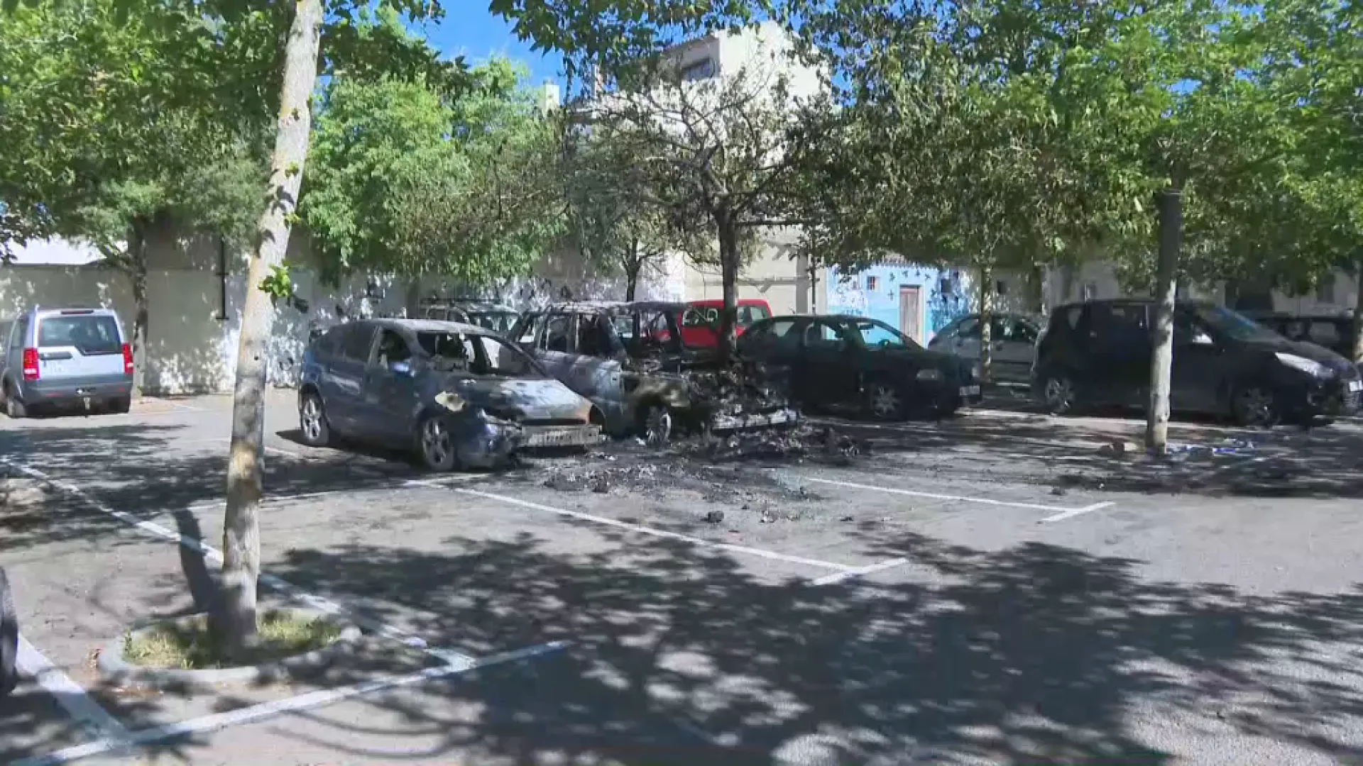Retiren els cotxes cremats de l’aparcament de la plaça de Toros de Porreres