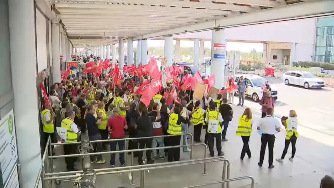 Protesta dels treballadors de handling dels aeroports contra el resultat del concurs d’AENA