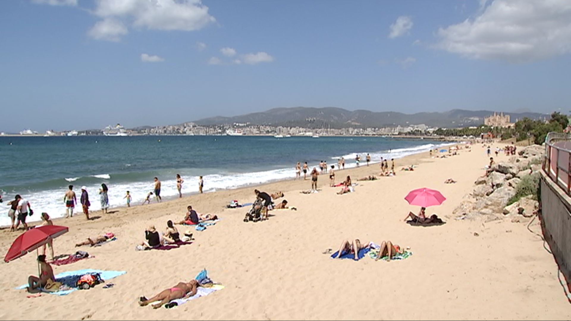 Reobren les platges palmesanes de Can Pere Antoni i Ciutat Jardí, on oneja bandera groga