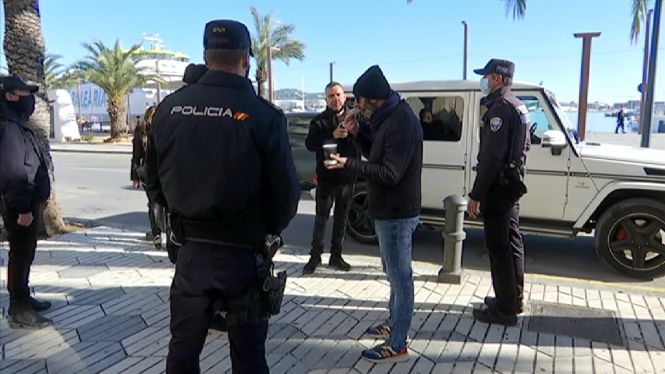 La Policia intervé un botellot amb 12 persones a la zona de ses Feixes, a Vila