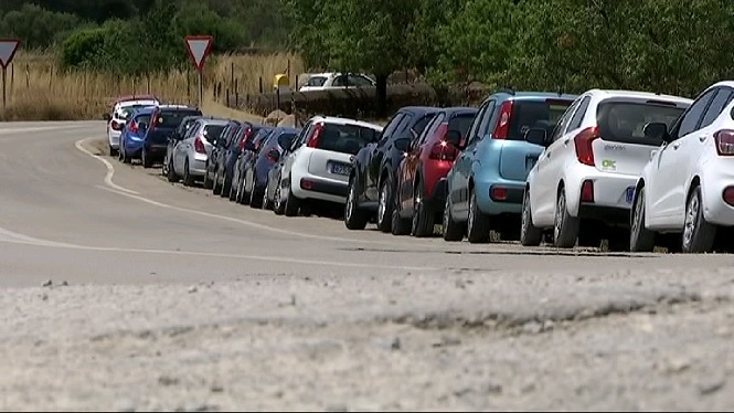 El desgavell de cada estiu a Cala Varques: accessos col·lapsats de cotxes, vandalisme i un xibiu il·legal