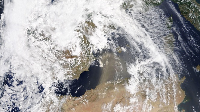 Imatge impressionant de la pols en suspensió que emboira les Balears