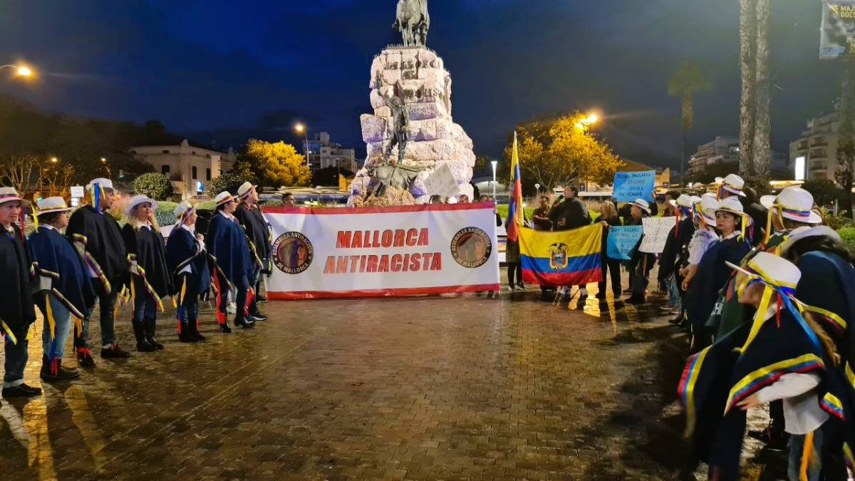 Concentració d’equatorians a Palma contra la repressió de Daniel Noboa