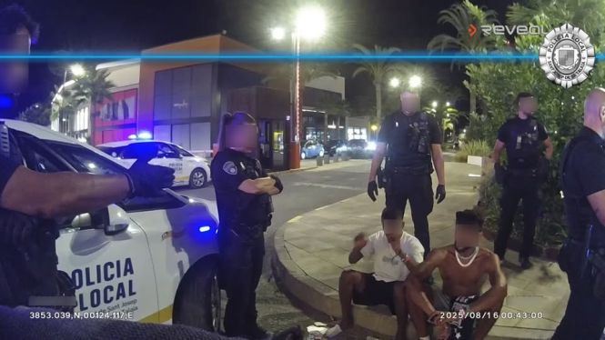 Dos homes ofereixen gas del riure a uns turistes, que els reconeixen per haver-los robat dos dies abans