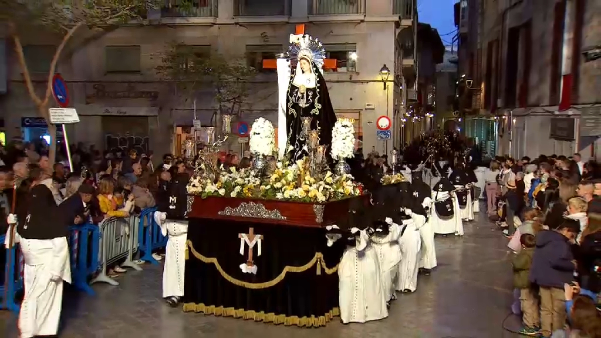 La processó del Sant Enterrament de Palma reuneix una gran afluència de fidels