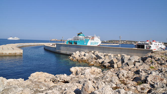 Tanquen el port de Ciutadella per mor del vent i el fort onatge