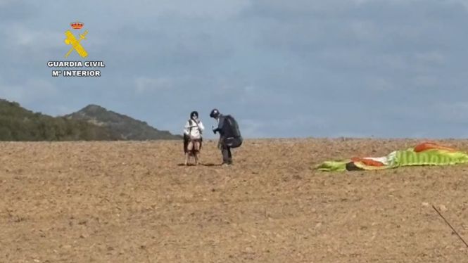 La Guàrdia Civil sorprèn un parapentista que realitzava un vol i aterratge a àrees restringides de l’illa de Menorca