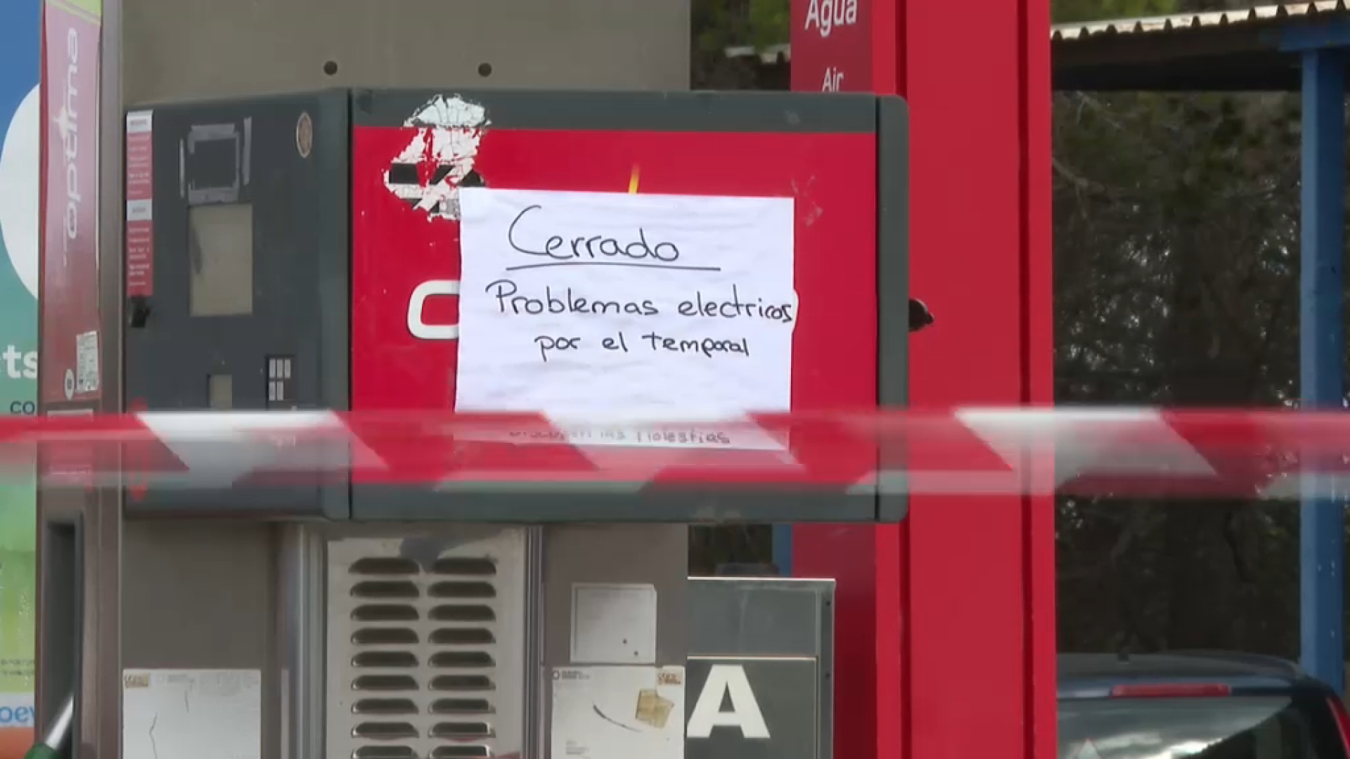 Roman+tancada+a+causa+del+temporal+una+de+les+dos+%C3%BAniques+benzineres+de+Formentera
