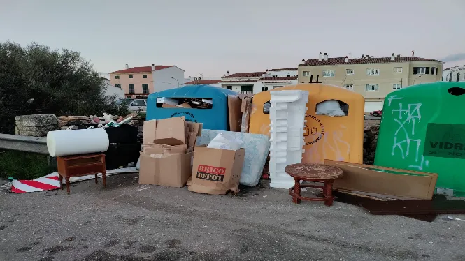 L’incivisme obliga l’Ajuntament des Mercadal a reubicar els contenidors situats a l’aparcament de la ronda de s’Estància