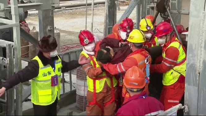 Rescatats 11 dels 22 miners que es troben atrapats a sis-cents metres de profunditat, a Xina