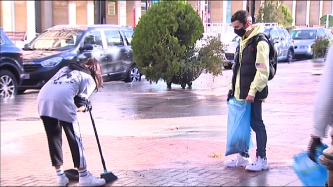 Un grup de joves neteja voluntàriament Logronyo després dels disturbis