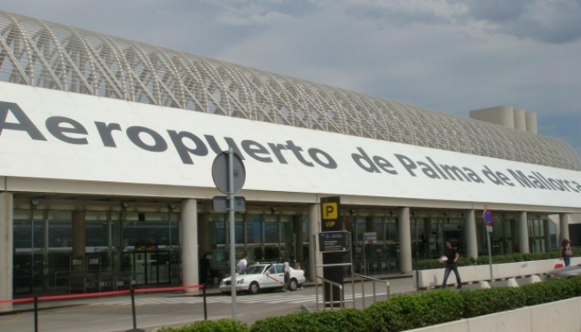 Un grup d’ecologistes protesten contra l’ampliació de l’aeroport de Palma