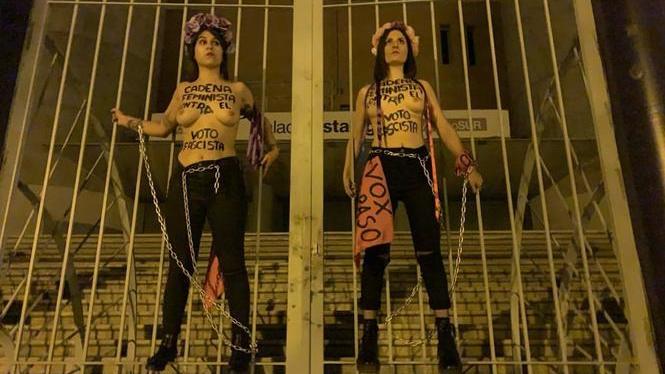 Quatre activistes de Femen s’encadenen a Vistalegre abans del míting de Vox