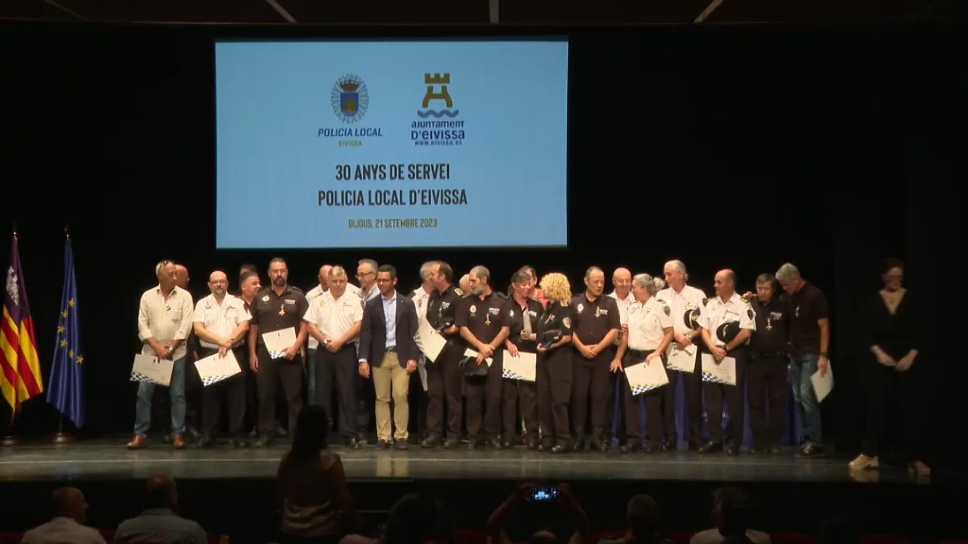 L’Ajuntament d’Eivissa condecora 28 policies locals amb la creu al mèrit policial amb motiu dels trenta anys de servei al cos