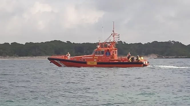 Interceptats 18 migrants a bord d’una barca en alta mar al sud de Cabrera