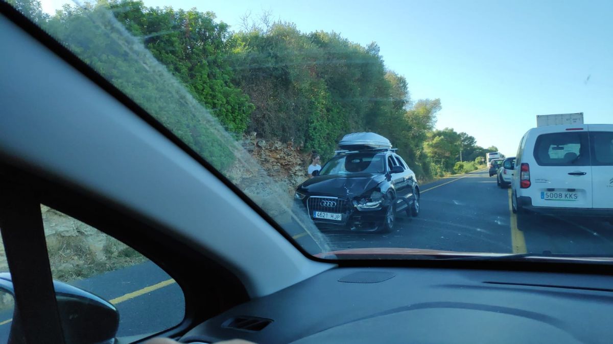 Un accident provoca retencions importants a la carretera general de Menorca