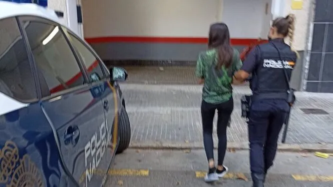 Detinguda per amenaçar amb un ganivet la seva companya de pis pel lloguer d’una habitació